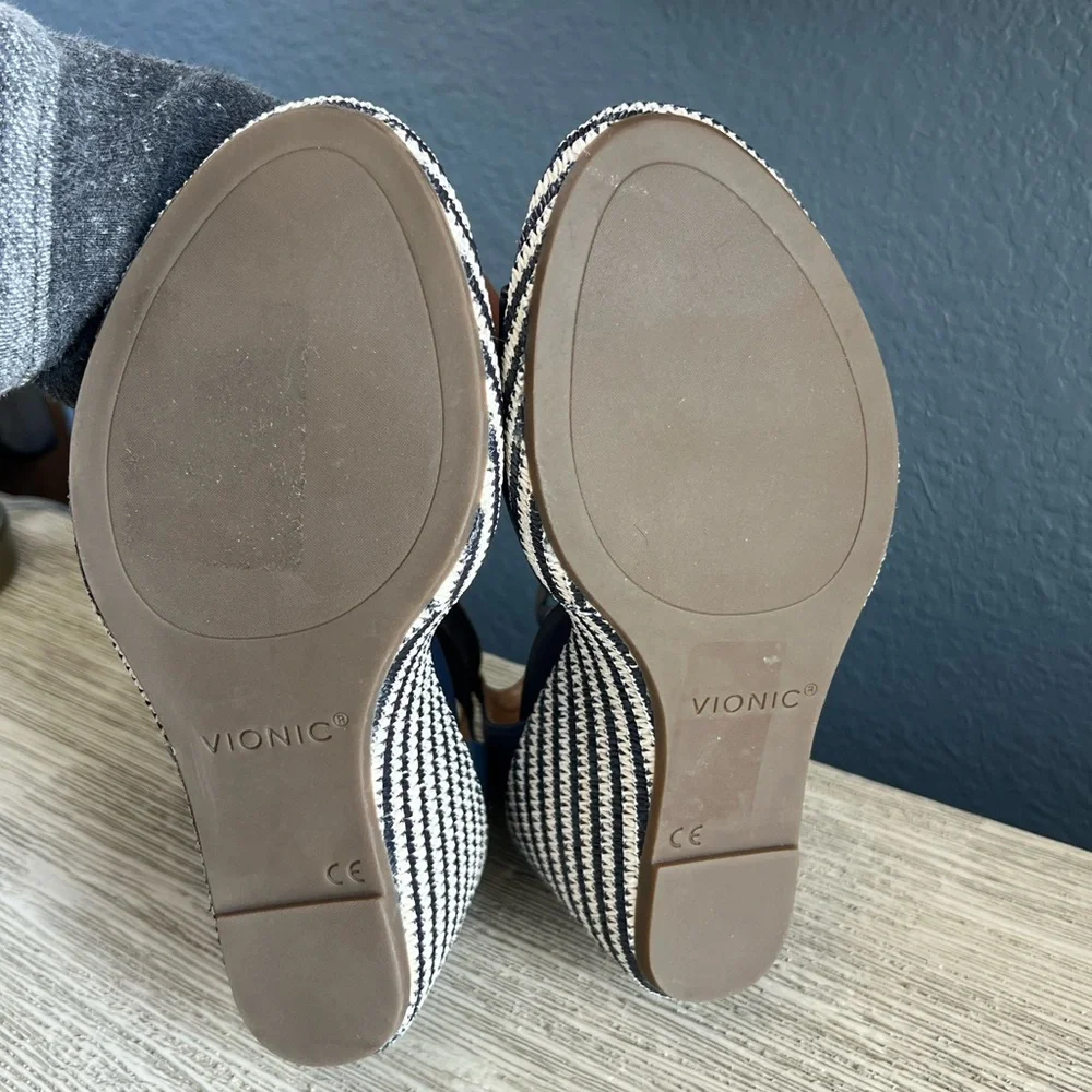 🆕 Vionic Navy and Tan Wedge Sandals